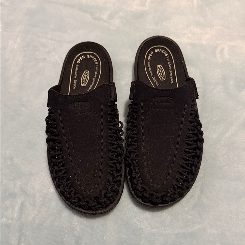 KEEN Men's Black Woven Slip-On Sandals Like New
